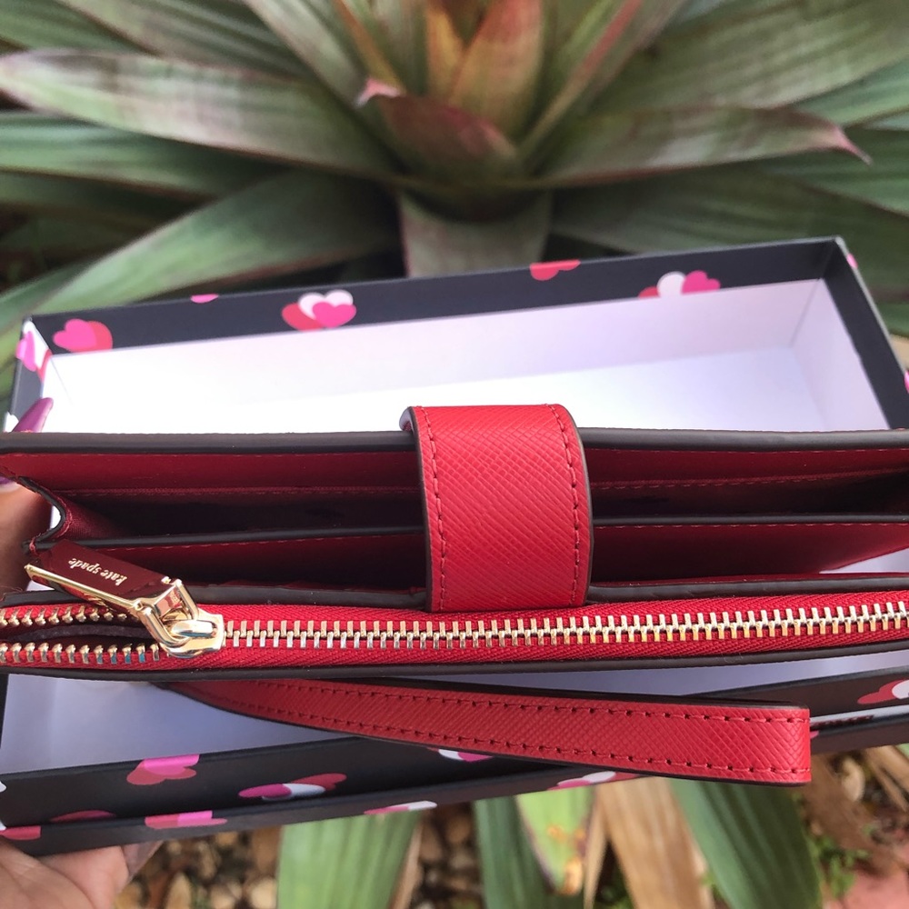 Kate Spade Staci Heart Pop Printed Boxed Phone Wallet Wristlet in Red - Picture 2 of 7